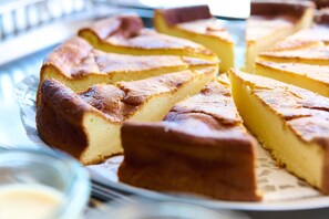 A round cake with triangular slices on a plate. - Best Western Hotel Leipzig City Center (Leipzig)