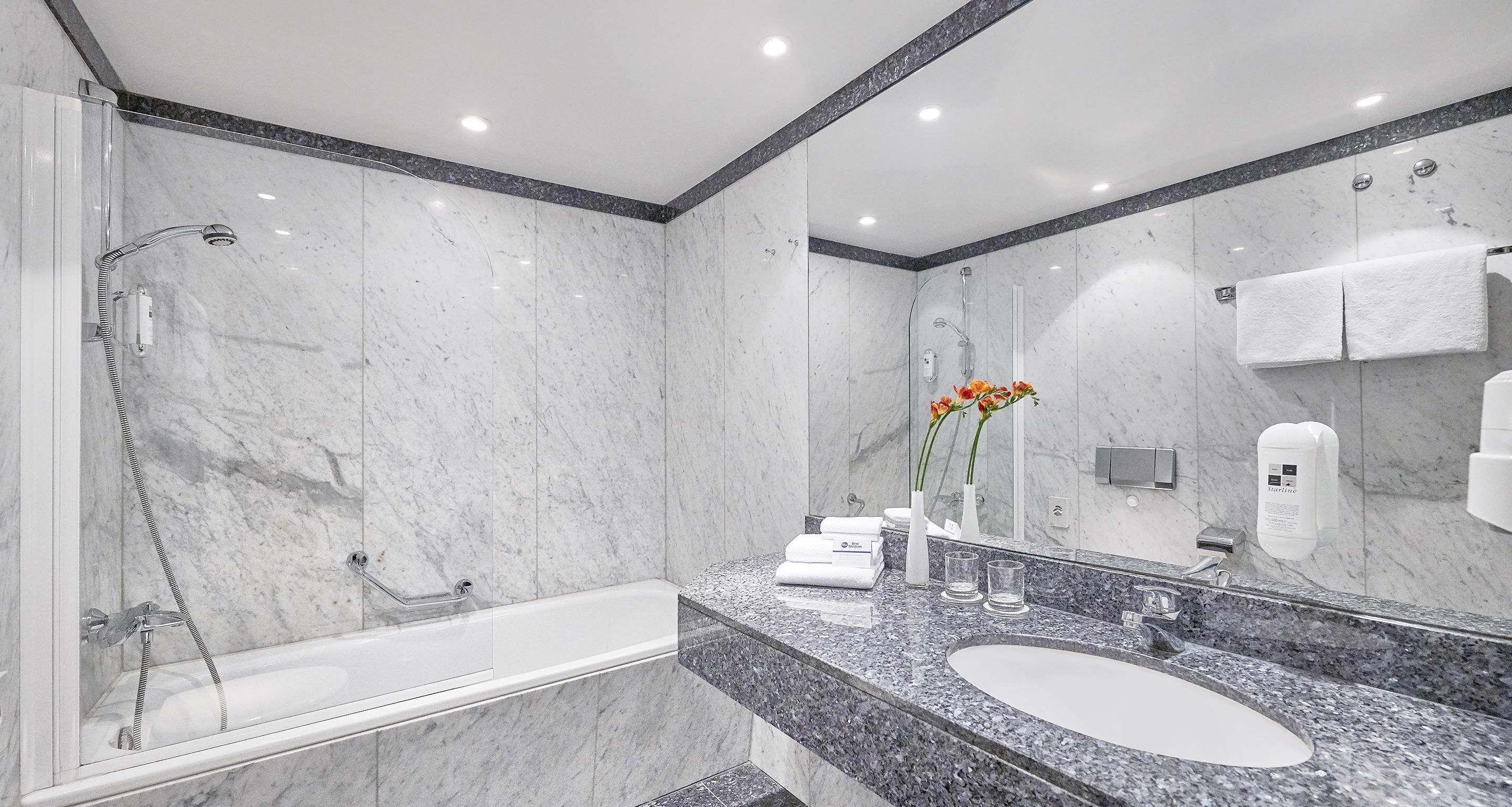 Ein modernes Badezimmer mit einer Badewanne, einem Waschbecken und einer Dusche.