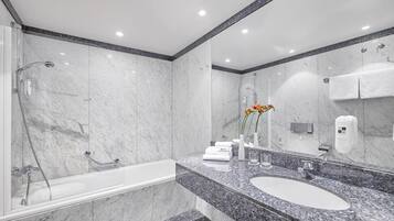Ein modernes Badezimmer mit einer Badewanne, einem Waschbecken und einer Dusche.