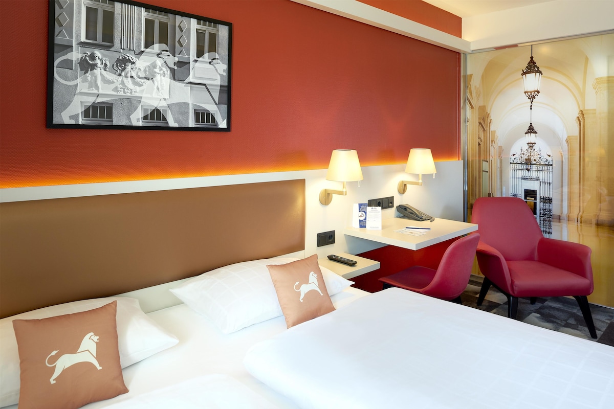 Standard Room, 1 Queen Bed, Courtyard Area | Hypo-allergenic bedding, in-room safe, desk, soundproofing
