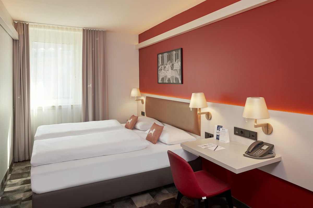 Standard Room, 1 Double Bed (Street View) | Hypo-allergenic bedding, in-room safe, desk, soundproofing