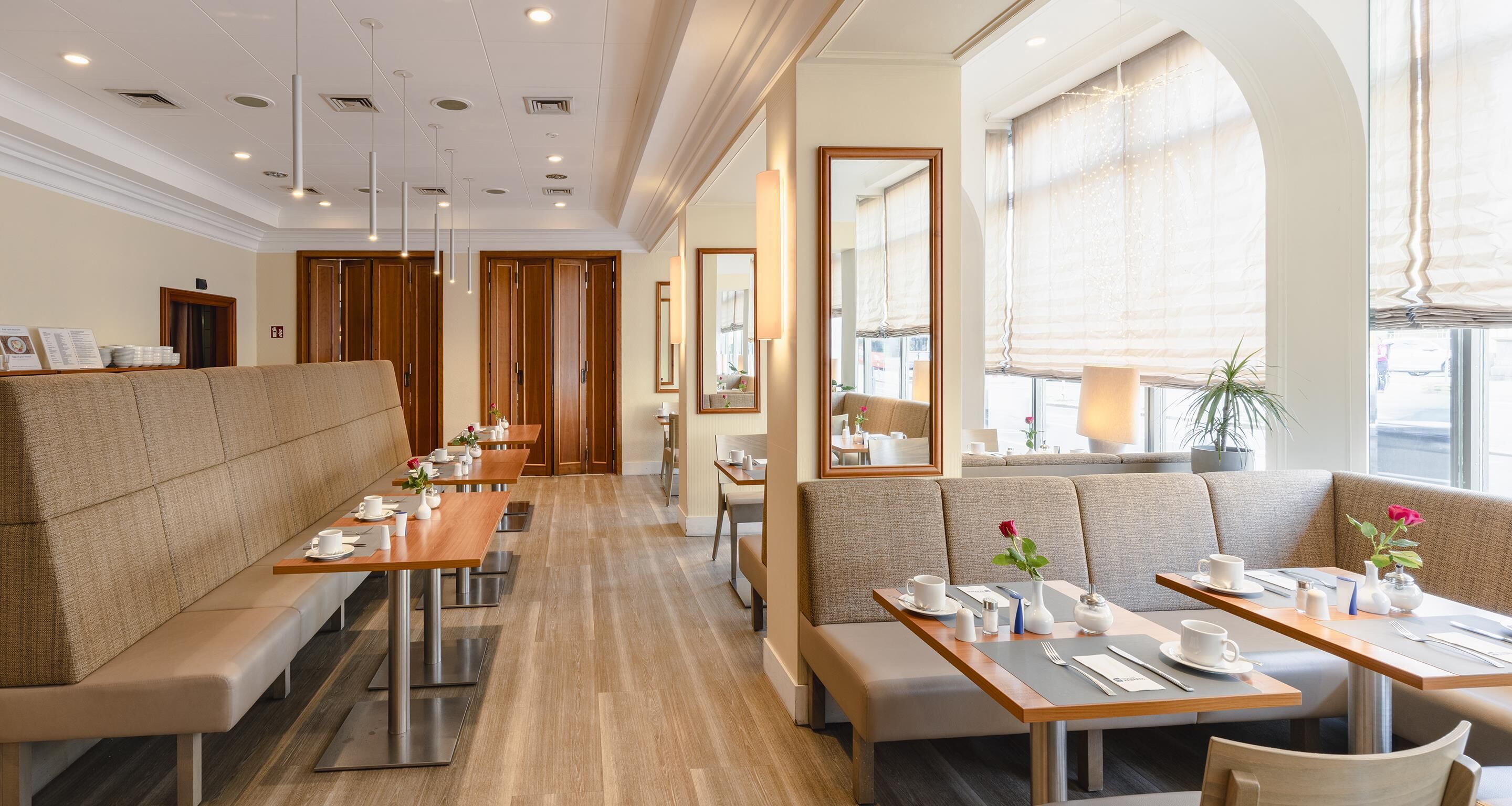 Café da manhã com buffet todos os dias (EUR 16.00 por pessoa) 