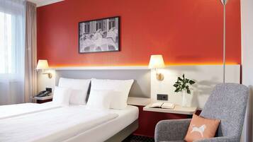 Standard Room, 1 Queen Bed, Courtyard Area