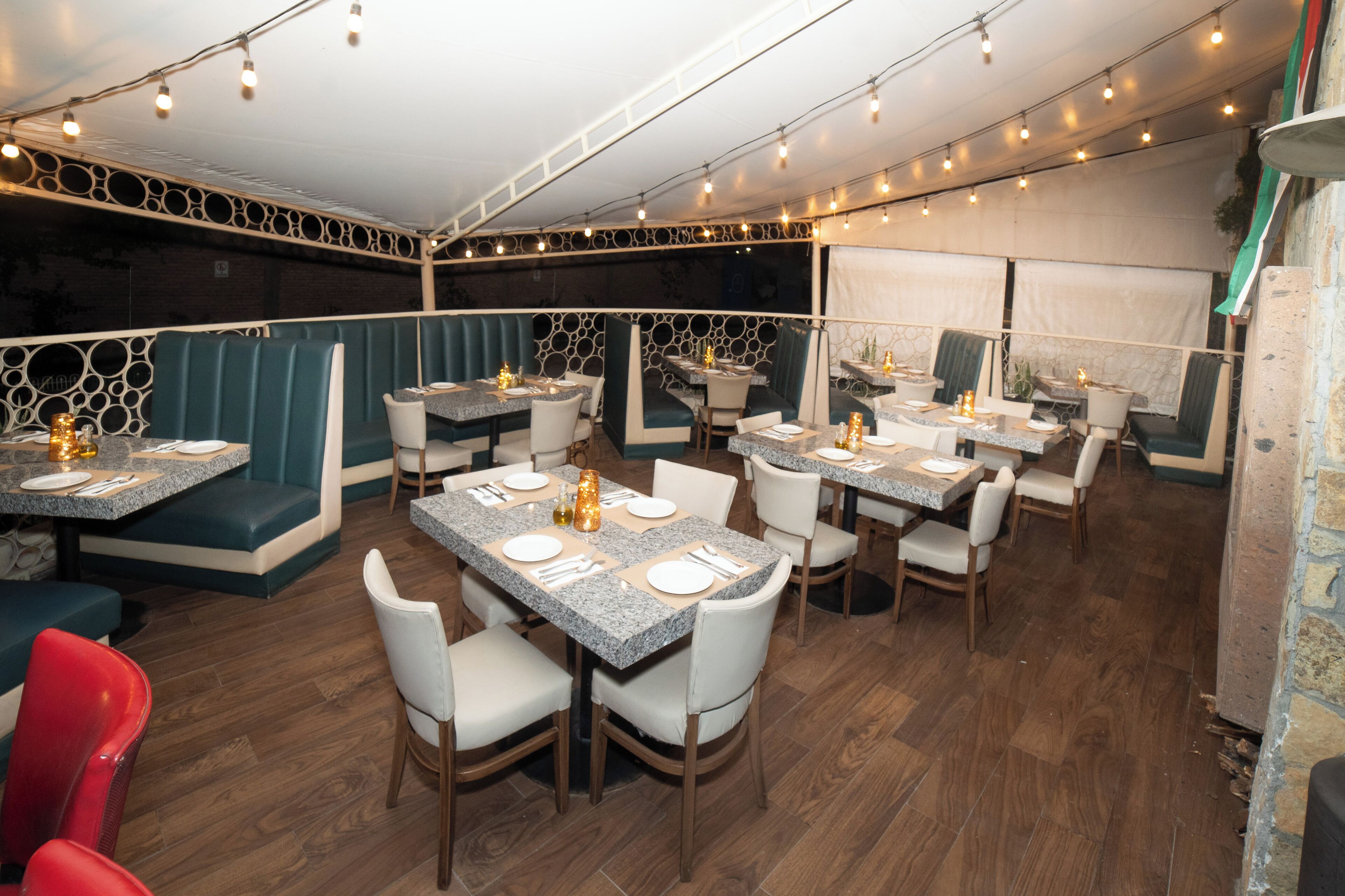 Se sirven desayunos y cocina internacional (con vistas al jardín) 