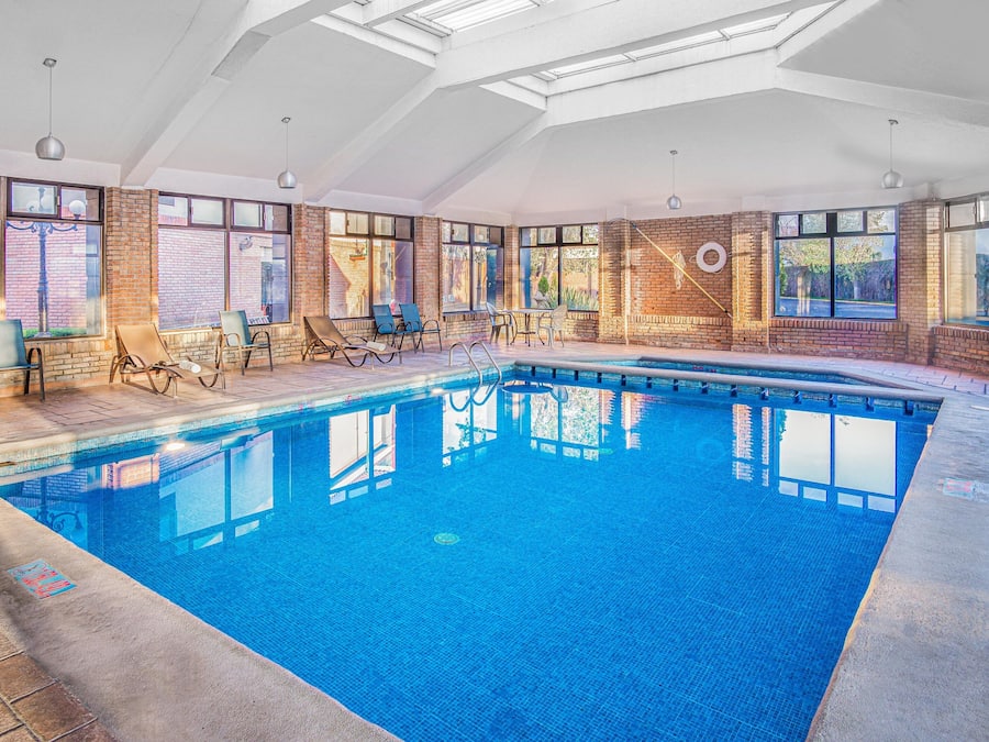 Alberca techada y camastros