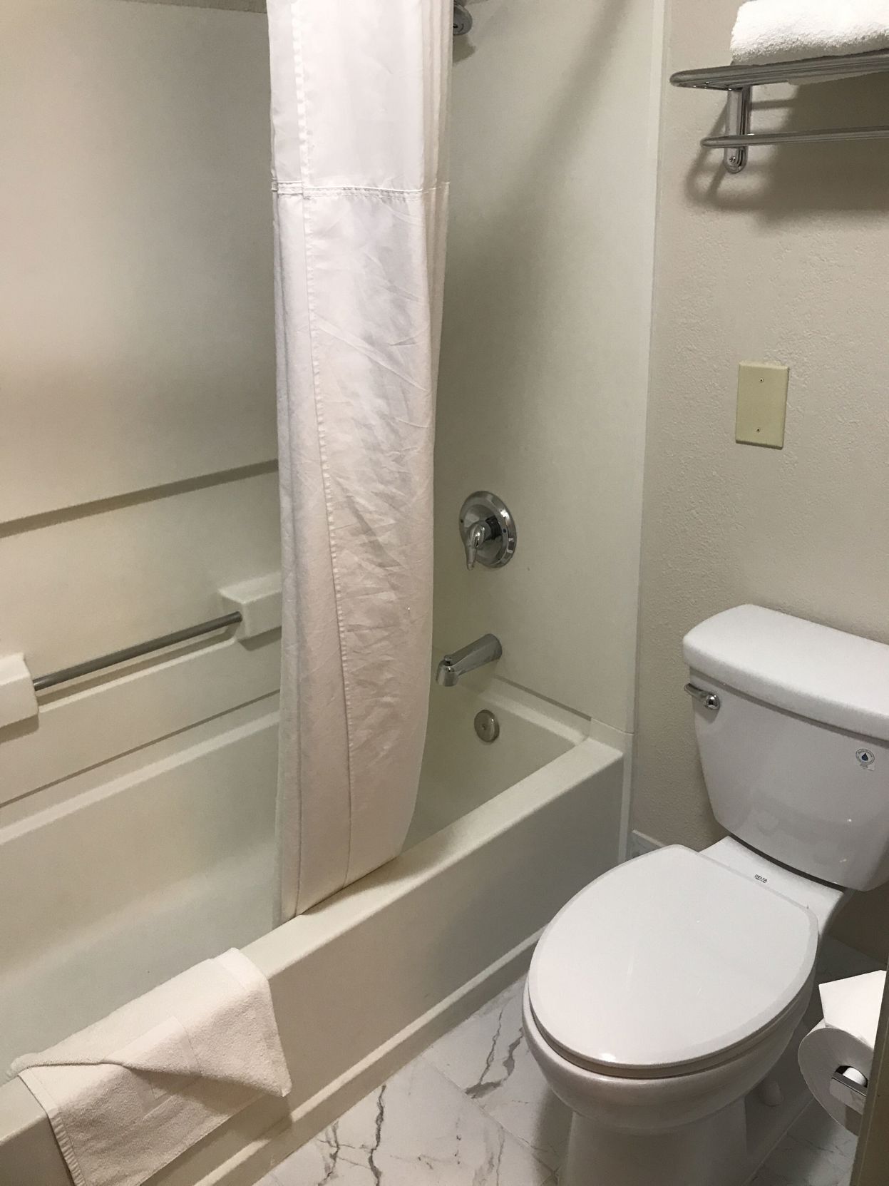 Bathroom | Combined shower/tub, free toiletries, hair dryer, towels
