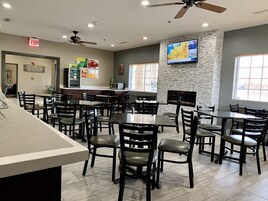 Café da manhã com buffet grátis todos os dias