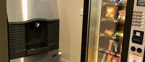 Máquina expendedora con aperitivos y un dispensador de agua.