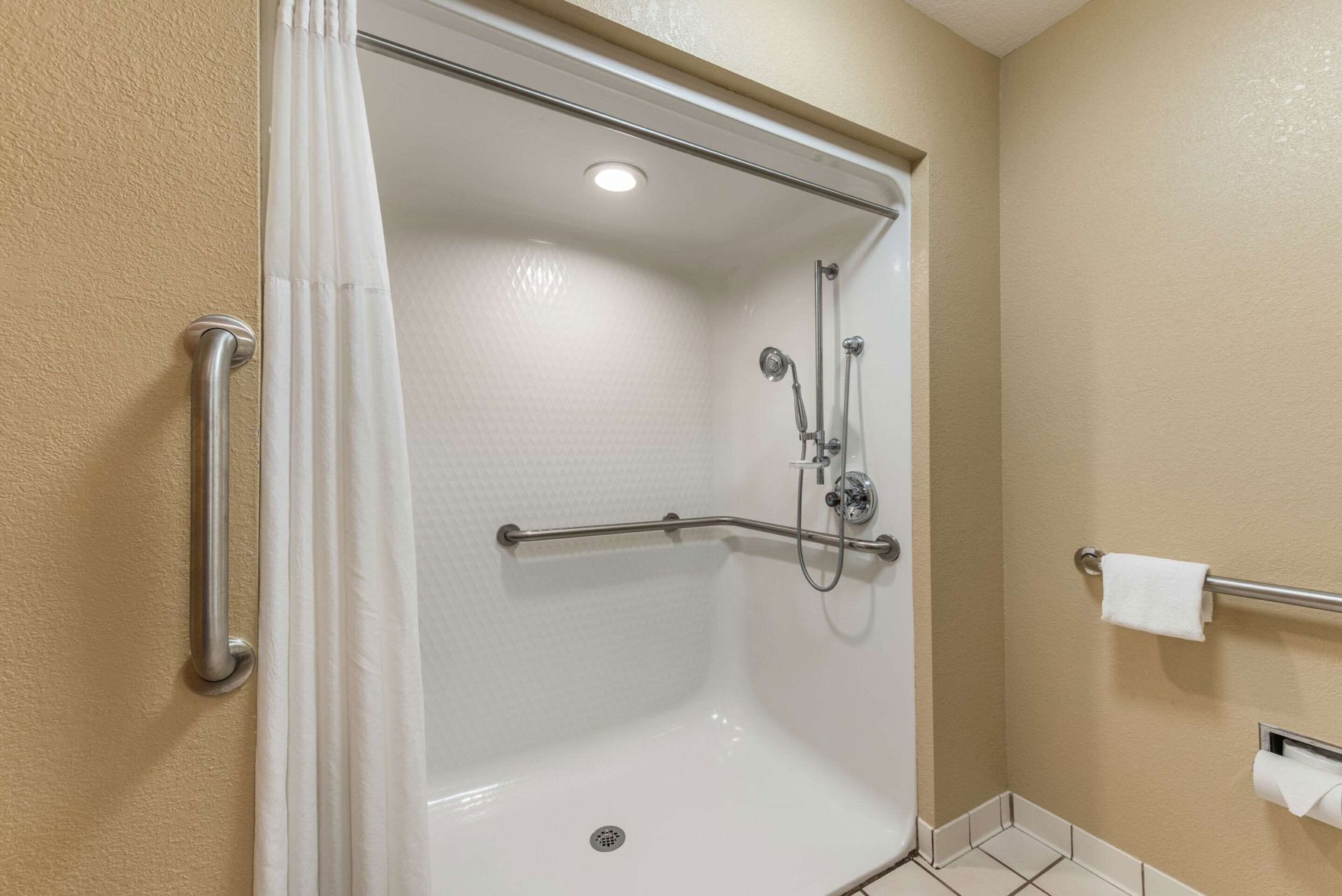 Bathroom | Combined shower/tub, hair dryer, towels