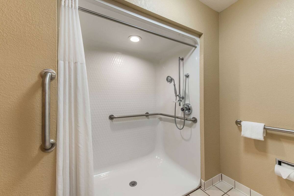 Bathroom | Combined shower/tub, hair dryer, towels