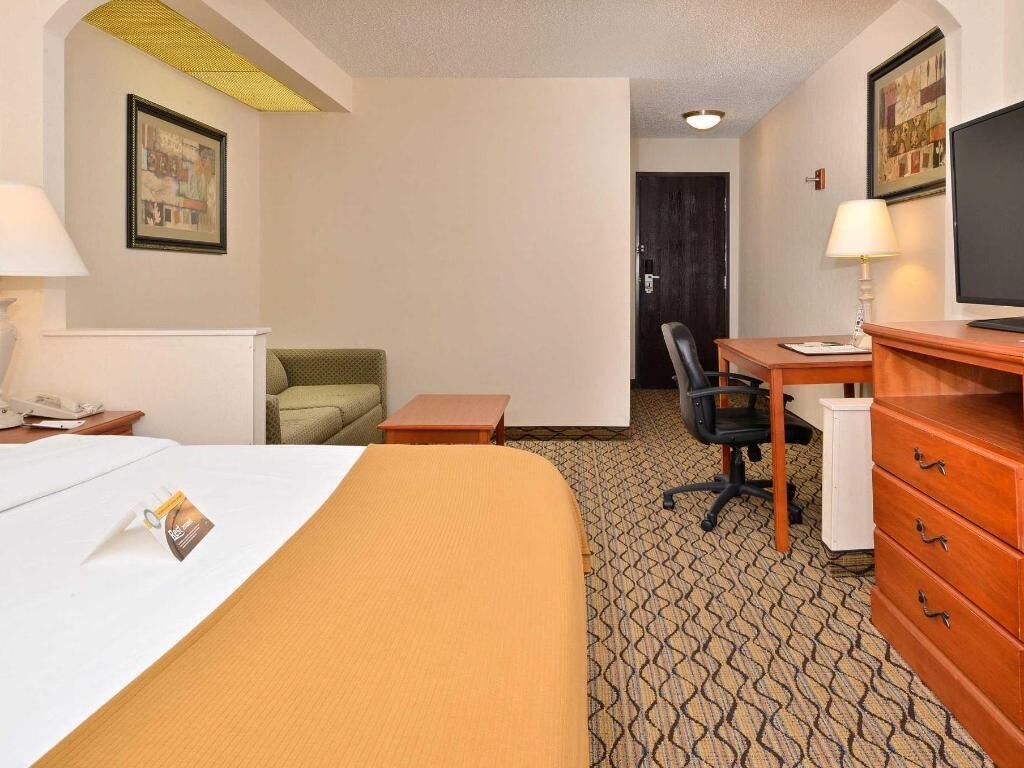 Desk, blackout drapes, iron/ironing board, free WiFi