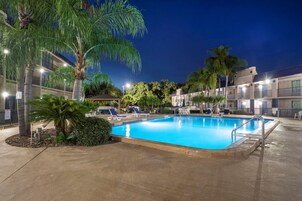 2 piscine all'aperto, con ingresso dalle 07:00 alle 21:00, lettini