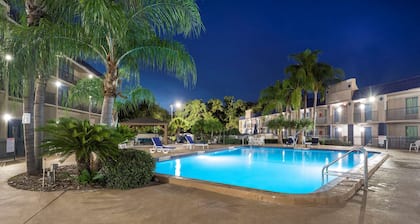 Clarion Inn & Suites Central Clearwater Beach