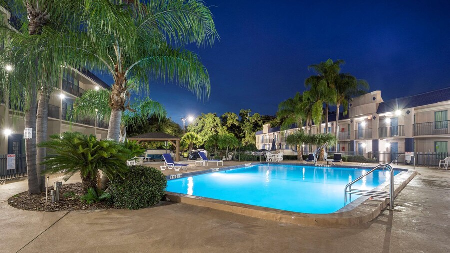 Clarion Inn & Suites Central Clearwater Beach