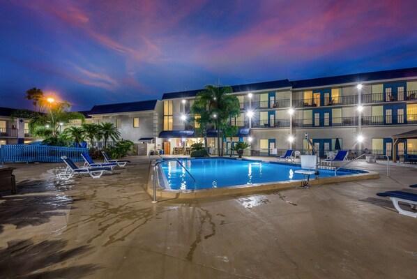 2 outdoor pools, open 7:00 AM to 9:00 PM, sun loungers