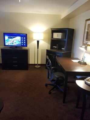 Pillowtop beds, in-room safe, desk, blackout drapes