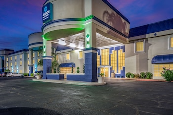 Clarion Inn & Suites Central Clearwater Beach