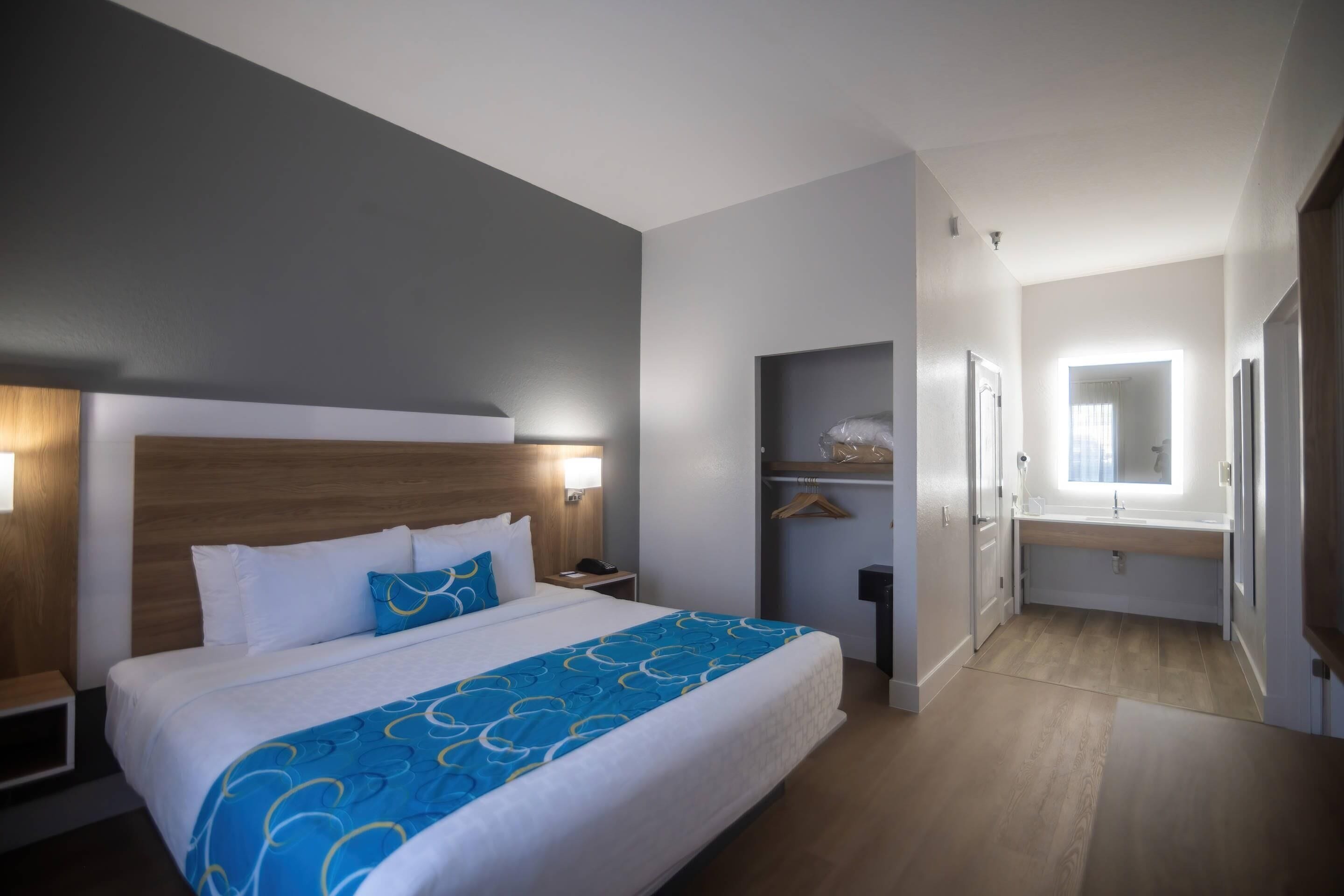 Camas con pillow-top, caja de seguridad en la habitación y escritorio 