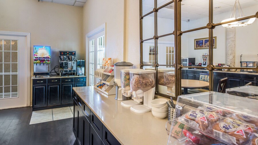 Clarion Inn & Suites Central Clearwater Beach