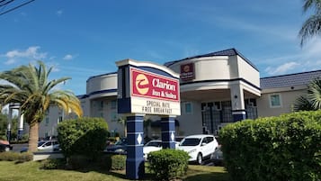 Un Clarion Inn & Suites con un cartel que anuncia una tarifa especial y desayuno gratuito.