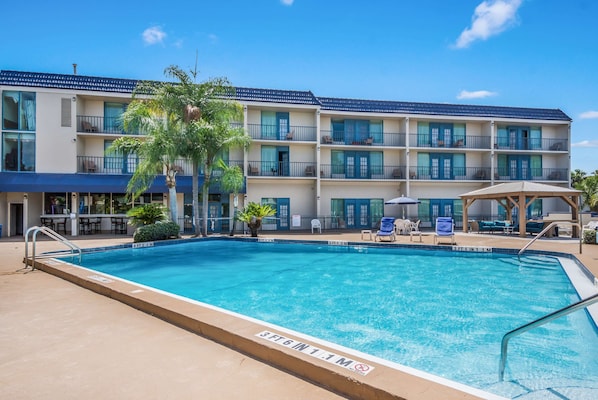 2 piscines extérieures, chaises longues