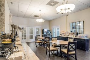 Free daily buffet breakfast - Clarion Inn & Suites Central Clearwater Beach (Clearwater)