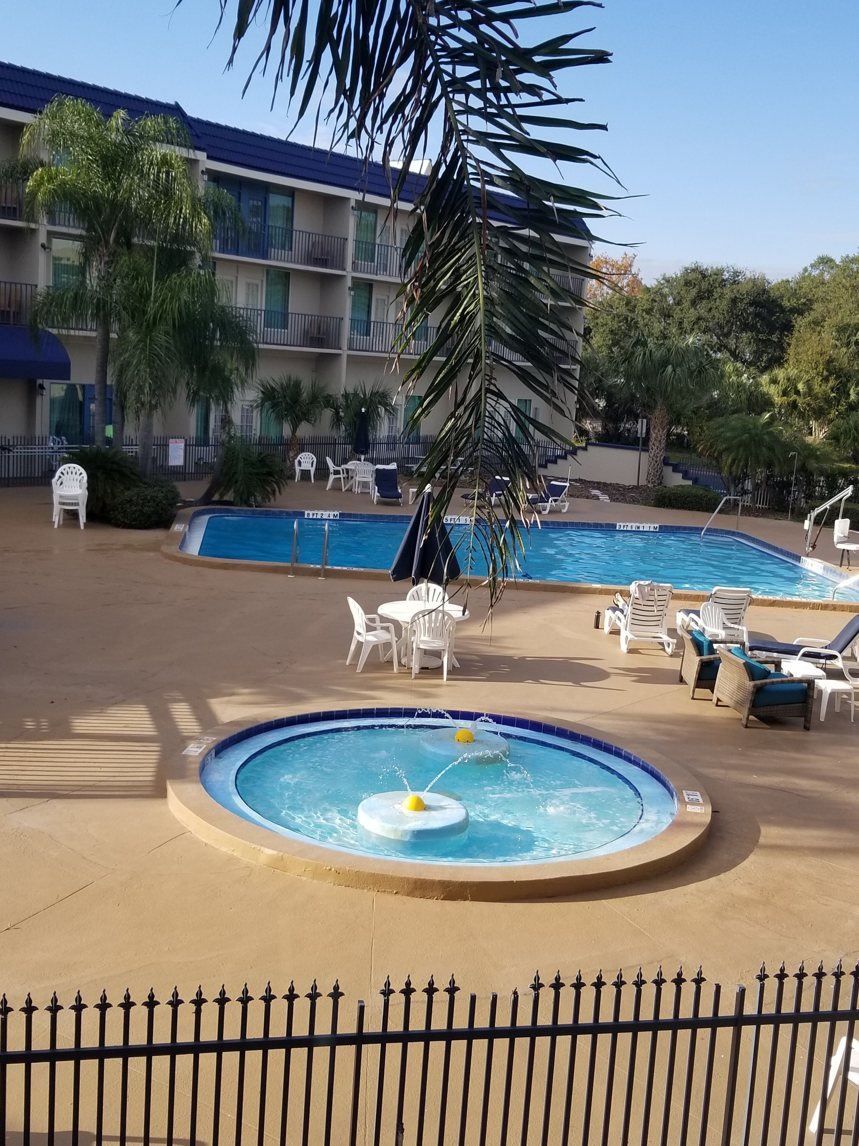 2 Außenpools, geöffnet von 07:00 Uhr bis 21:00 Uhr, Liegestühle