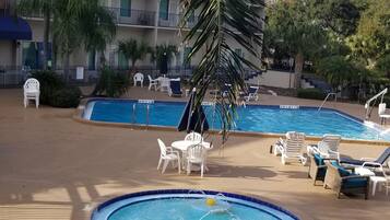 2 Außenpools, geöffnet von 07:00 Uhr bis 21:00 Uhr, Liegestühle