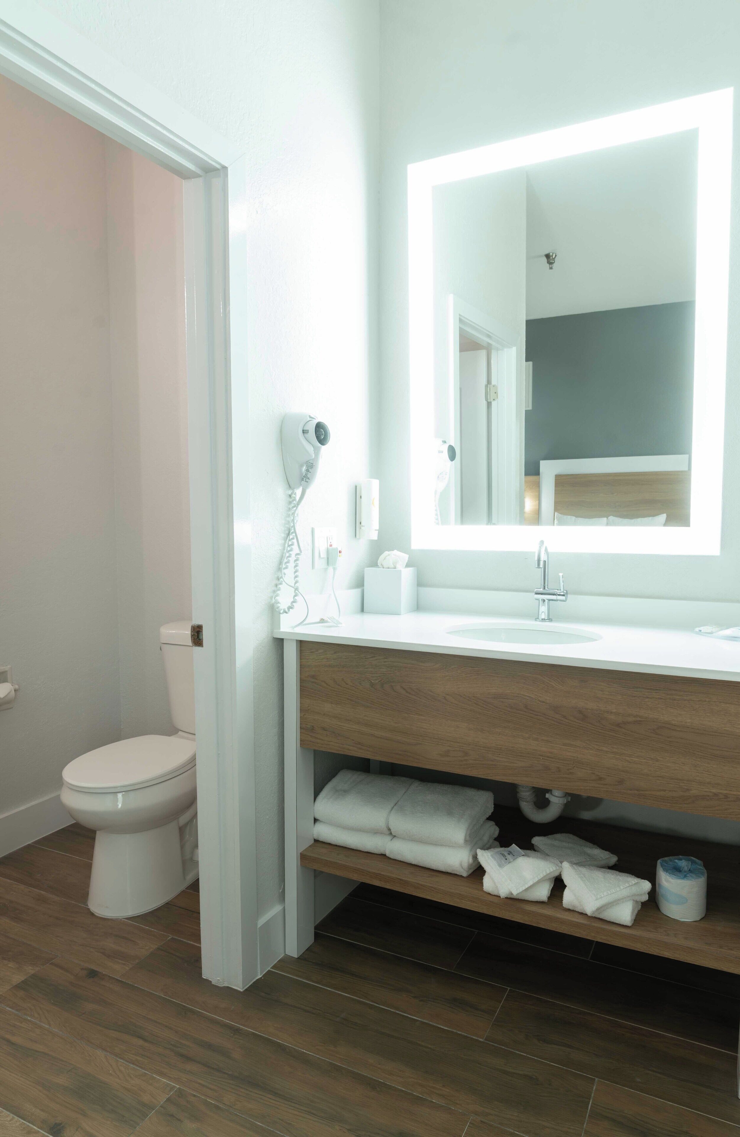 加厚床垫、客房内保险箱、办公桌、遮光窗帘