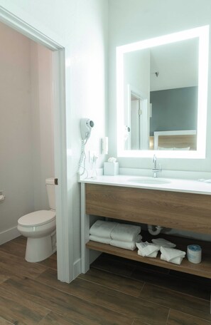 Pillowtop beds, in-room safe, desk, iron/ironing board - Clarion Inn & Suites Central Clearwater Beach (Clearwater)