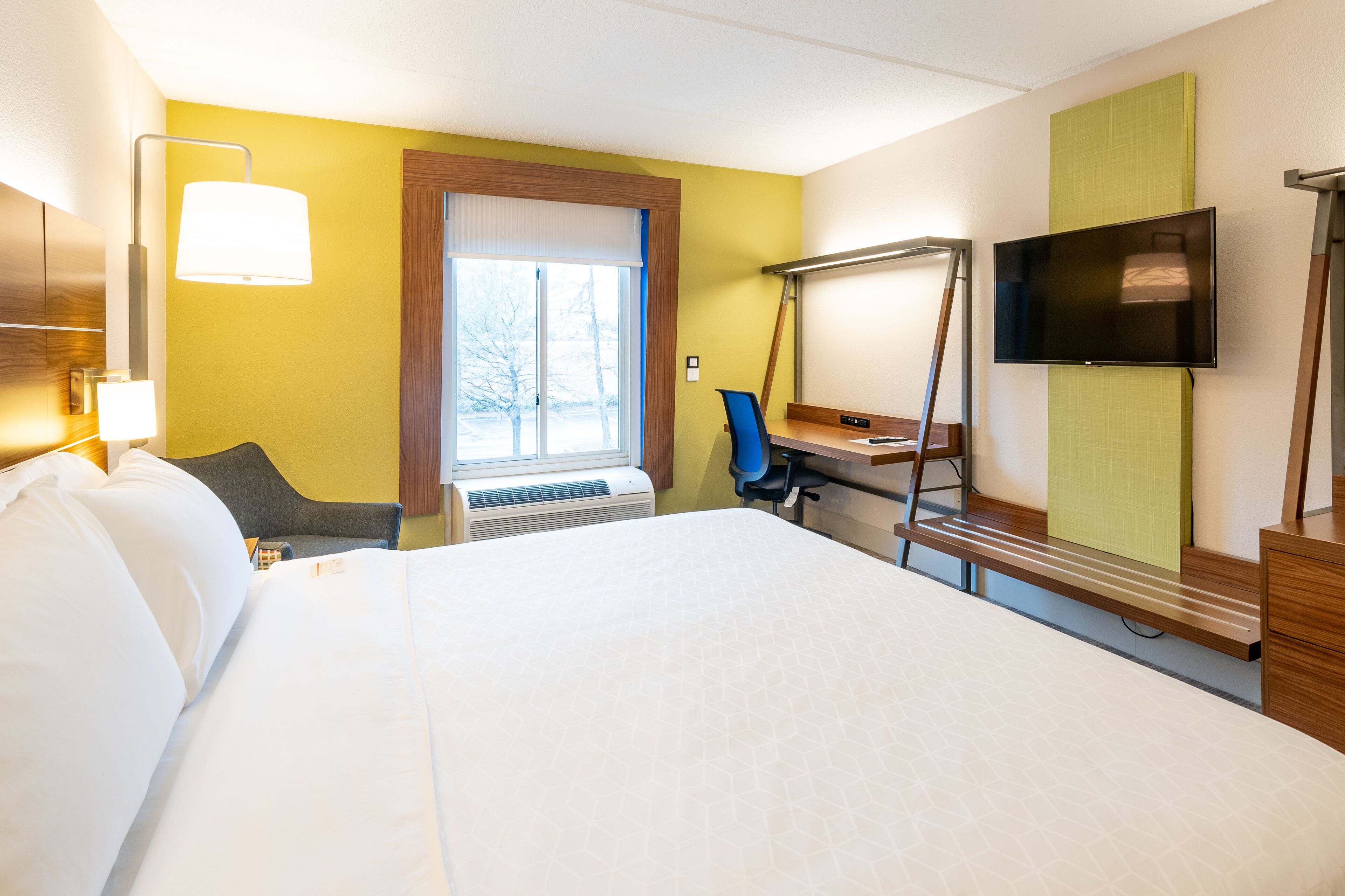 in-room safe, desk, laptop workspace, blackout curtains