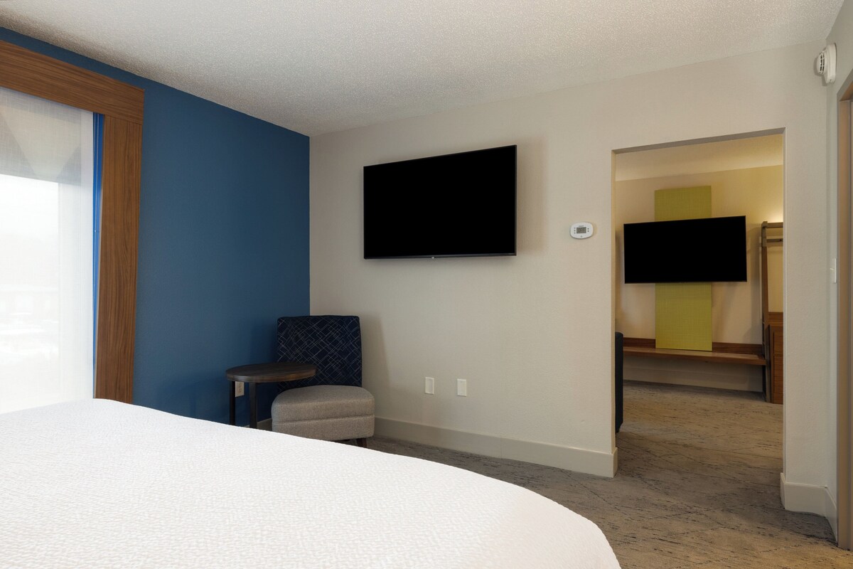 Suite, 1 Bedroom | In-room safe, desk, laptop workspace, blackout drapes