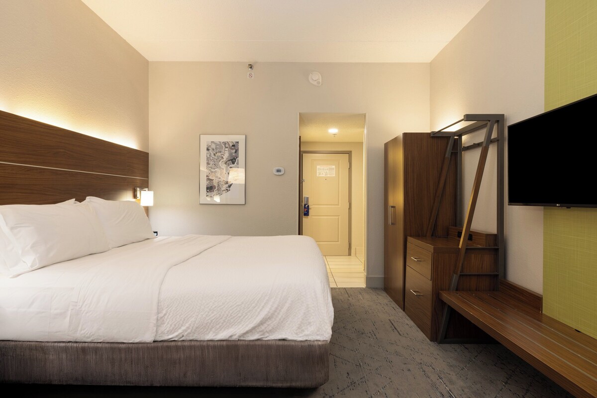 Standard Room, 1 King Bed (Leisure) | In-room safe, desk, laptop workspace, blackout drapes