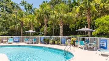 Outdoor pool, sun loungers