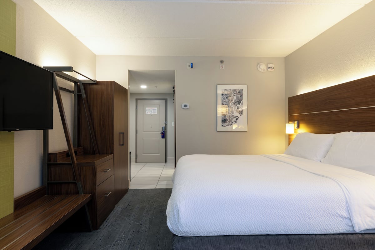 In-room safe, desk, laptop workspace, blackout drapes