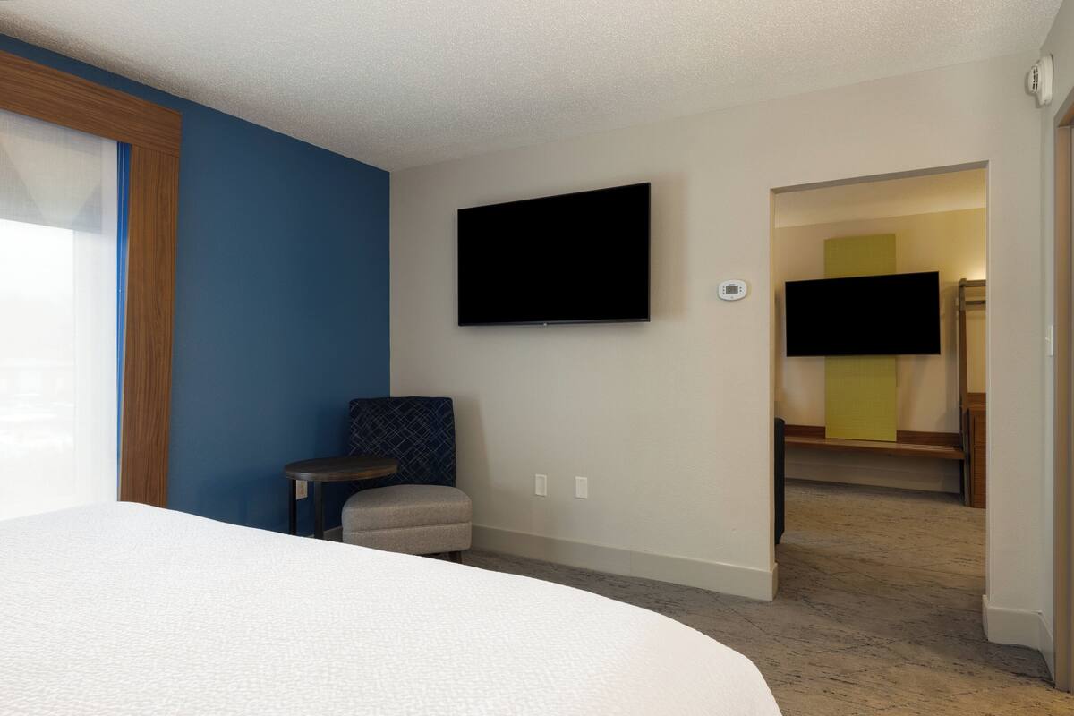 Suite, 1 Bedroom | In-room safe, desk, laptop workspace, blackout drapes