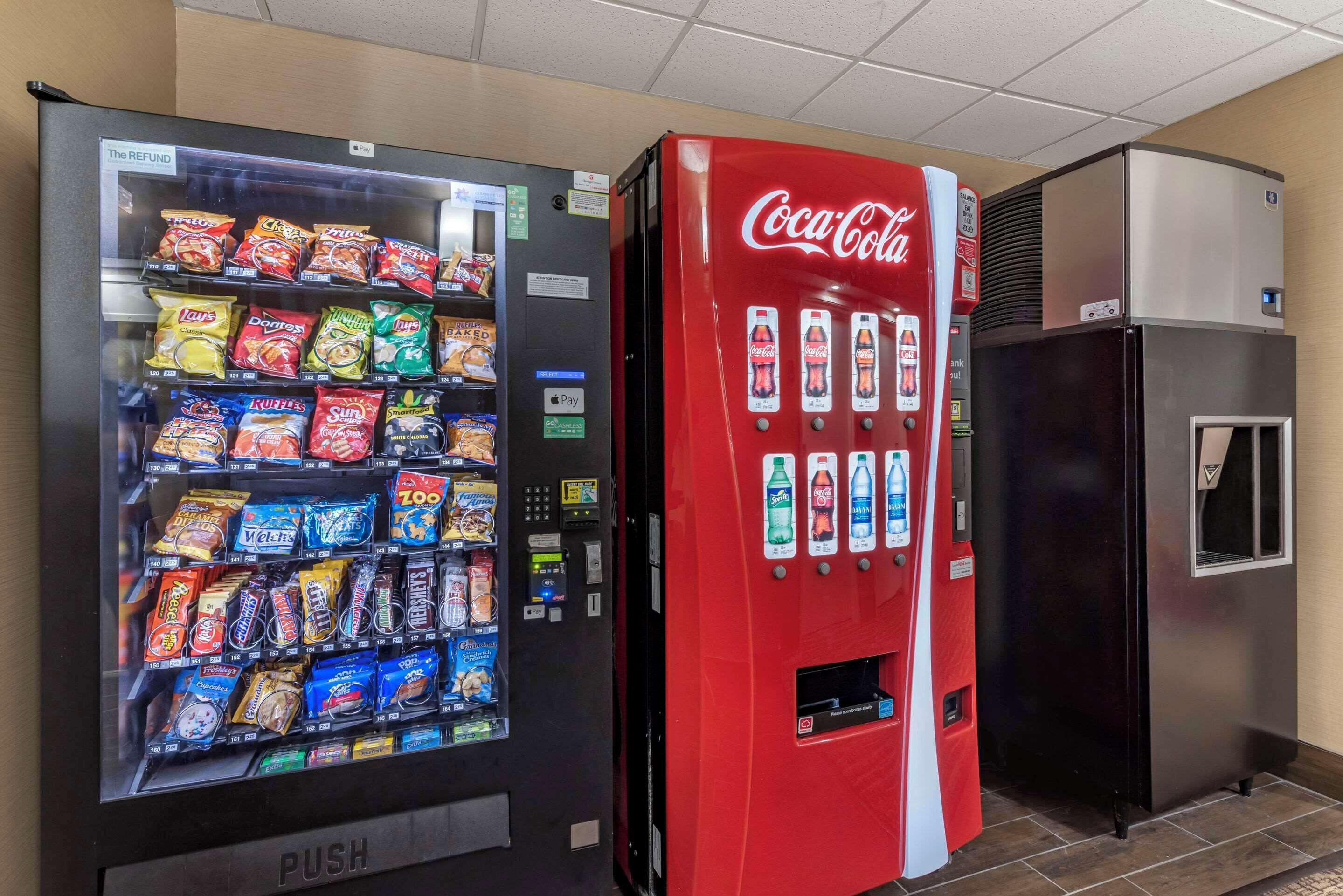 Ein Getränkeautomat mit Snacks und einer Coca-Cola-Maschine.