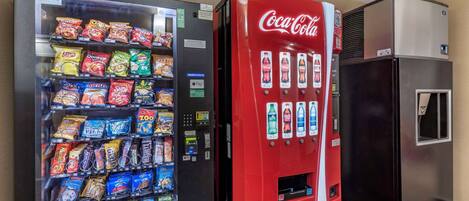 Ein Getränkeautomat mit Snacks und einer Coca-Cola-Maschine.
