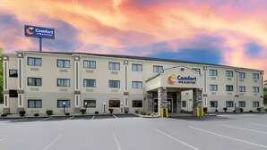 A Comfort Inn & Suites hotel with a modern facade, multiple windows, and a clear sky with pink clouds. - Comfort Inn & Suites Middletown - Franklin (Franklin)