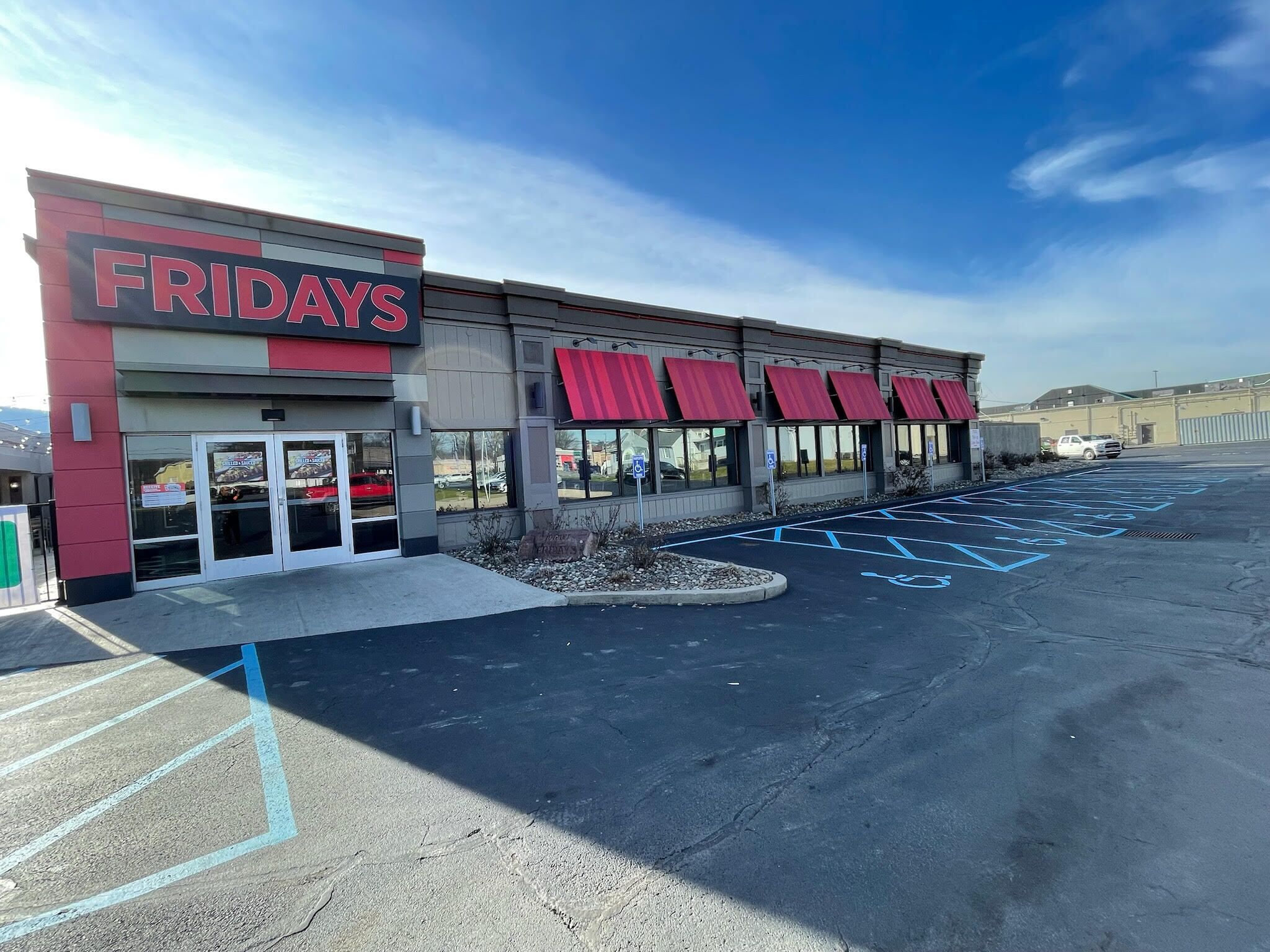 Lunch and dinner served, American cuisine