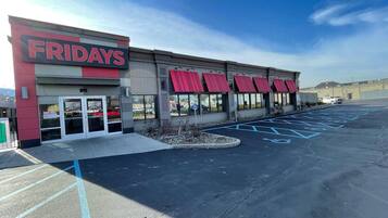 Lunch and dinner served, American cuisine