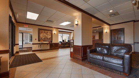 Lobby. Quality Inn & Suites Williamsport