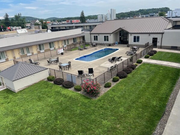 Een seizoensgebonden buitenzwembad