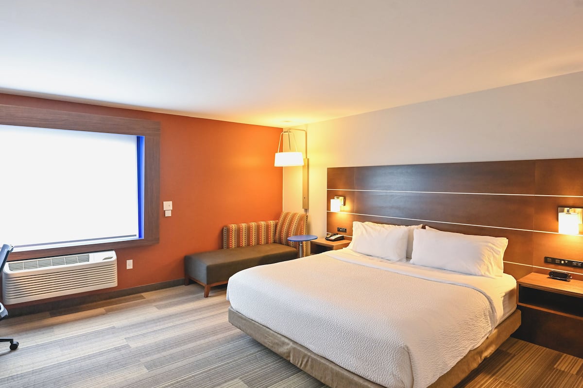 Standard Room, 1 King Bed