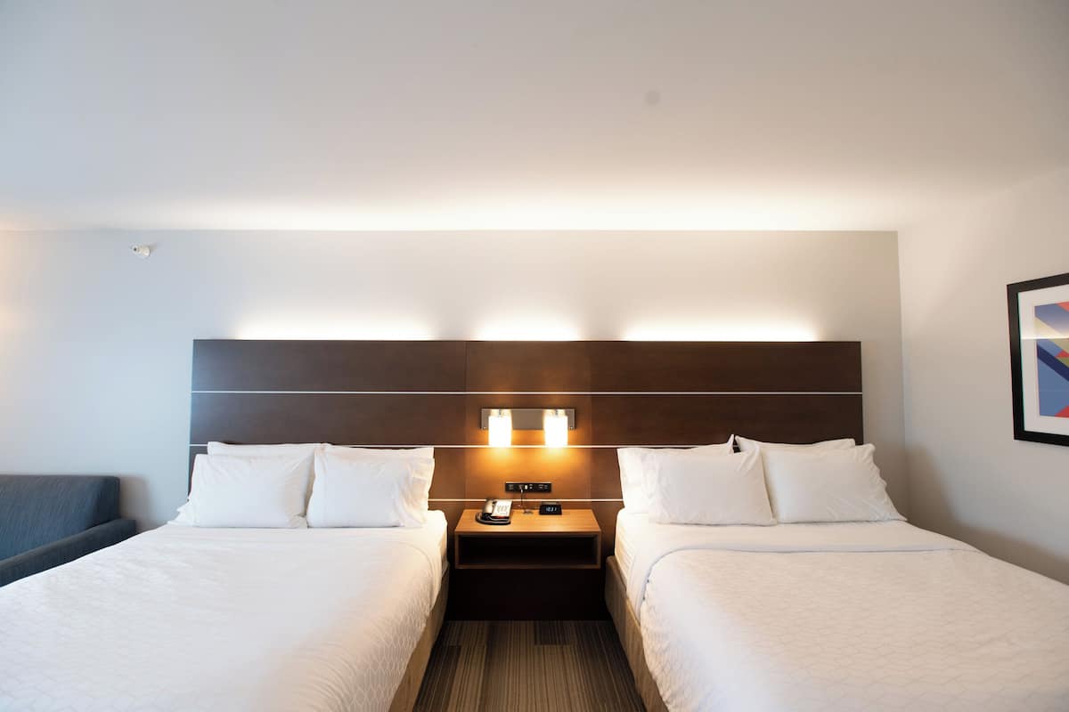 Ylelliset vuodevaatteet, pillowtop-patjalliset sängyt