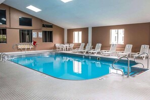Piscine couverte, accès possible de 09 h 00 à 22 h 00, chaises longues 
