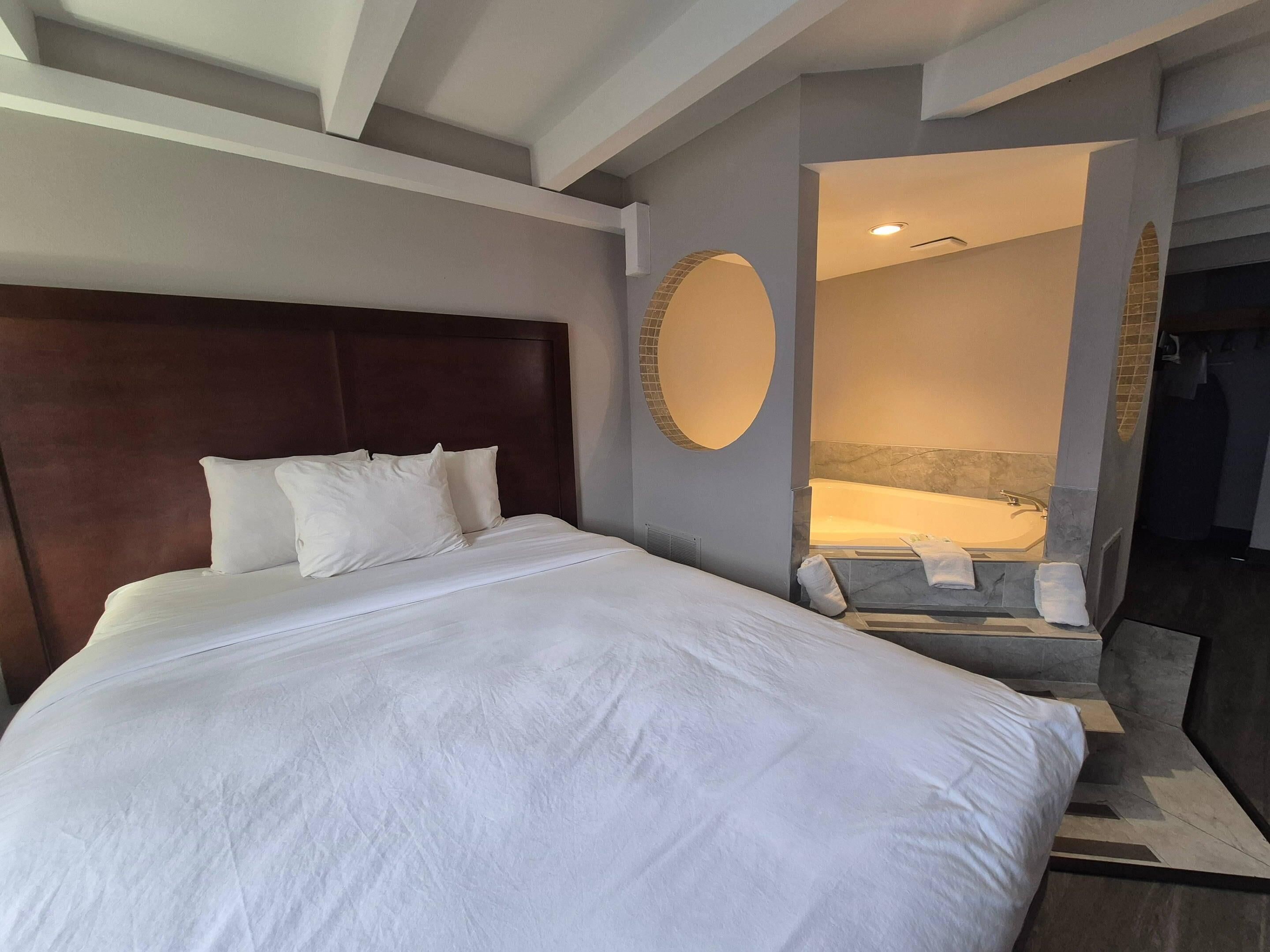 套房, 1 张大床, 无烟房 | 客房内保险箱、办公桌、笔记本电脑工作区、熨斗/熨衣板