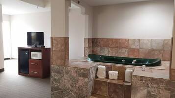 Suite, 1 Bedroom, Non Smoking (Whirlpool) | Peti besi dalam bilik, meja, ruang kerja komputer riba