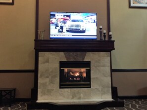 Fireplace - Country Inn & Suites By Radisson, Battle Creek, MI (Battle Creek)