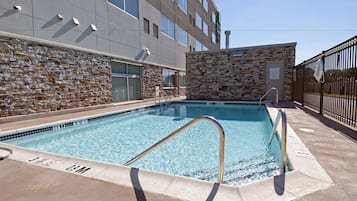 Alberca al aire libre por temporada y camastros